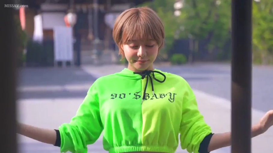 半身 · 户外 · 正面站立 · 荧光绿短款卫衣