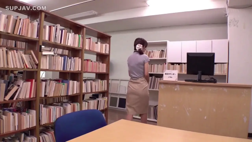 短袖毛衣 · 集中 · 站立背影 · 远景全景 · 书架 · 図書館 · 教师感 · 查阅资料