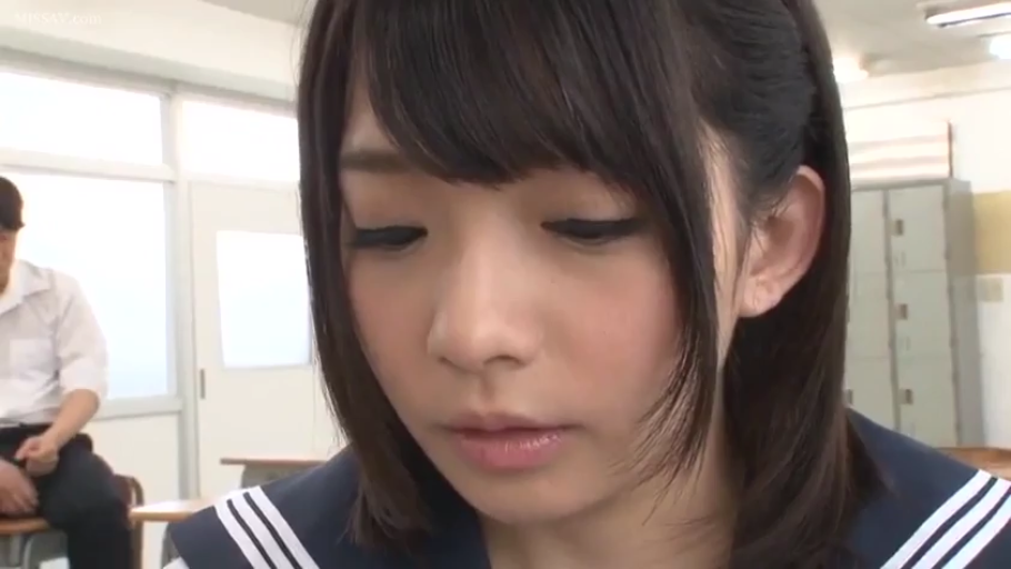 坐姿 · 教室 · 脸部特写 · 水手服