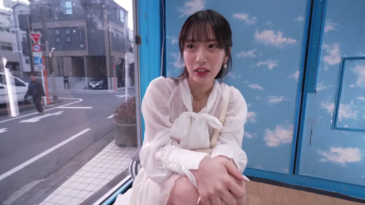 室内 · 坐姿 · 忧郁 · 中景 · 独坐 · 白色薄纱上衣 · 街道背景