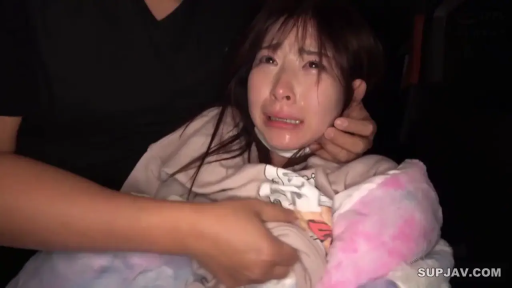 室内 · 脸部特写 · 卫衣 · 被控制