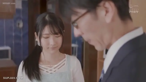 室内 · 忧郁 · 眼镜 · 面部特写 · 对视 · 条纹针织衫 · 站立姿势 · 日常剧情