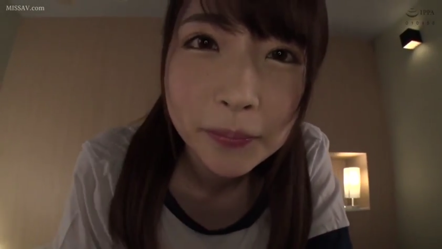 坐姿 · 严肃 · 脸部 · 观察 · 厨房 · 居家围裙 · 蔬菜 · 日常生活