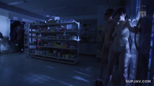 全裸 · 站姿 · 便利店