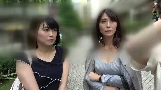 半身特寫 · 户外街道 · 低胸装 · 站立抱胸