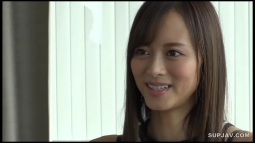 室内 · 脸部特写 · 站立 · 微笑 · 交流 · 亚洲女性 · 百叶窗 · 黑色吊带