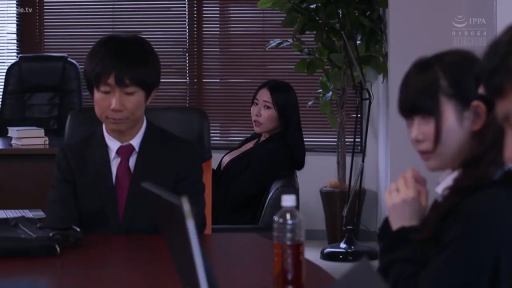 坐姿 · 嚴肅 · 办公室 · 中景 · 電腦 · 職業裝 · 办公 · 職場