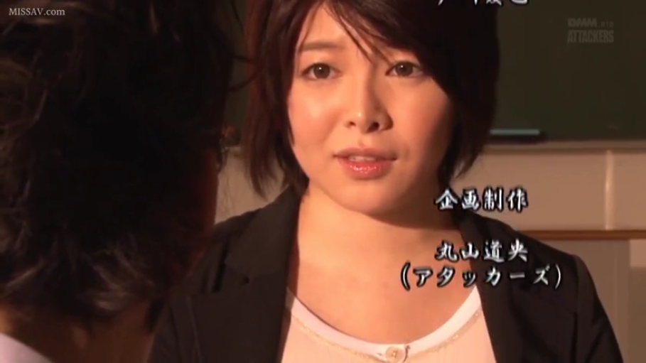 交谈 · 站姿 · 微笑 · 文件夹 · 户外 · 西装 · 职场 · 侧脸