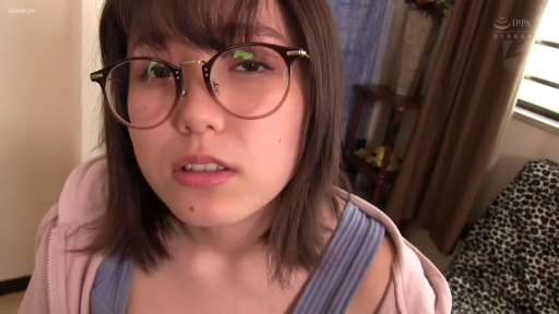 室内 · 眼镜 · 面部特写 · 注视 · 正面 · 粉色外套 · 迷茫 · 中短发