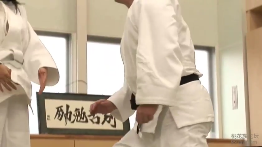 专注 · 站立 · 中景 · 柔道服 · 日本 · 练习 · 道馆 · 牌匾