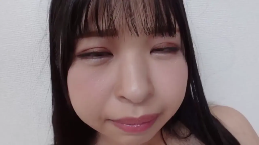 室内 · 脸部特写 · 迷离 · 注视镜头 · 裸露 · 抬头 · 黑发