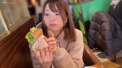 座り姿勢 · 自然 · 顔のクローズアップ · 餐厅 · 进食 · 连帽衫 · 素人 · 三明治