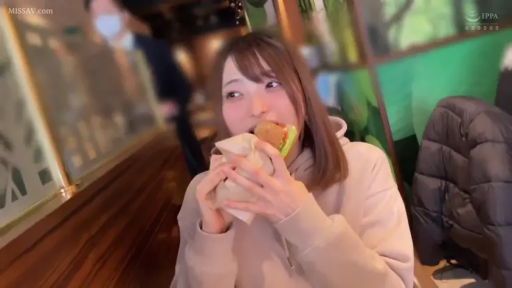 坐姿 · 面部 · 自然 · 餐厅 · 进食 · 连帽衫 · 汉堡 · 女友视角