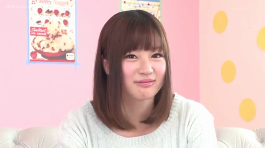 室内 · 坐姿 · 微笑 · 面部特写 · 注视 · 海报 · 中长发 · 浅色针织衫