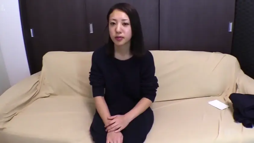 室内 · 坐姿 · 严肃 · 单人 · 沙发 · 注视 · 针织衫