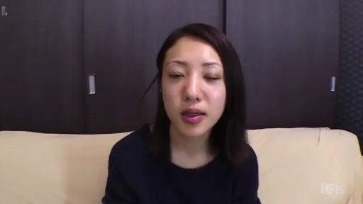 室内 · 坐姿 · 面部特写 · 注视 · 长发 · 黑色上衣 · 空洞