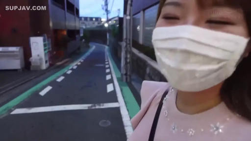 站立 · 平静 · 行走 · 水印 · 侧脸 · 口罩 · 粉色衬衫 · 屋外ストリート