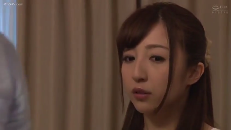 室内 · 脸部特写 · 浅色上衣