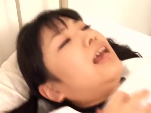 脸部特写 · 陶醉 · 仰卧 · 床上 · 呻吟 · 亚洲女性 · 白色衣物