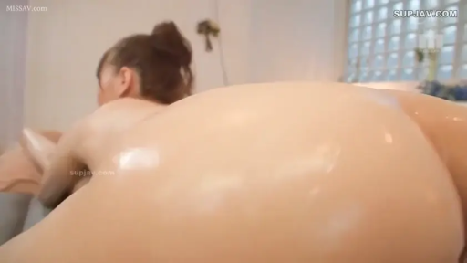 卧室 · 趴姿 · 臀部特写 · 按摩油 · 皮肤油光 · 全裸涂油 · 精油按摩