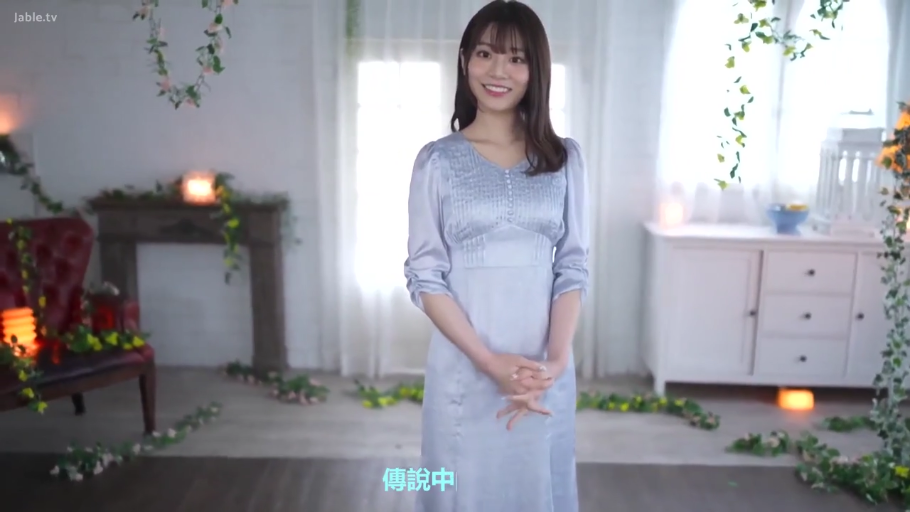 单人 · 全身 · 站立 · 展示 · 柜子 · 微笑 · 影棚 · 浅蓝色连衣裙