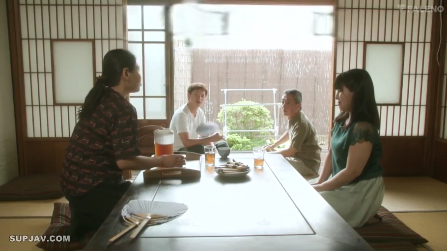 跪坐 · 中景 · 微笑 · 多人 · 茶具 · 日常カジュアル服 · 日式和室 · 聚会交谈