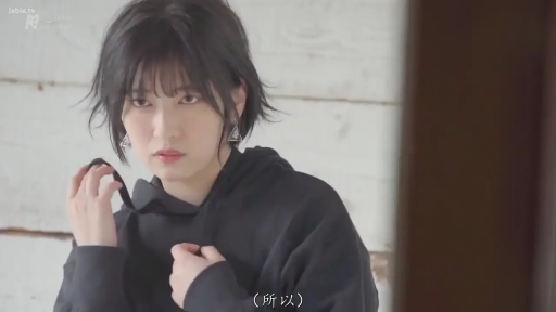 教室 · 站立 · 腿部特写 · 书包 · 裙底视角 · 偷拍 · 校服格子裙
