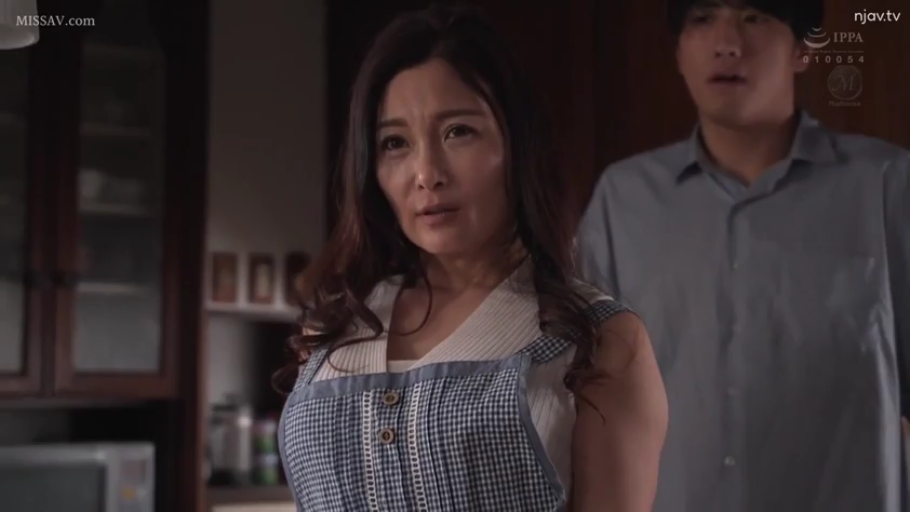 站立 · 厨房 · 上半身 · 橱柜 · 熟女 · 惊讶 · 对峙 · 围裙