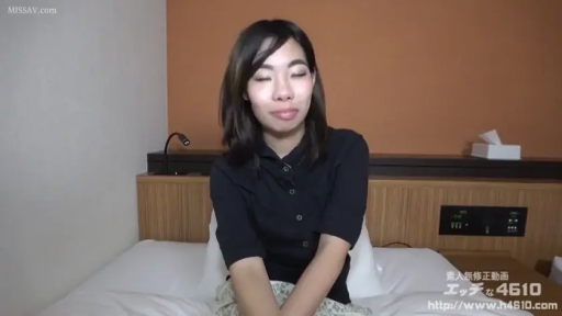 坐姿 · 中景 · 酒店房间 · 黑色上衣