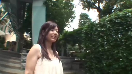 站立 · 上半身 · 自然光 · 开朗 · 户外公园 · 微笑交谈 · 白色无袖连衣裙