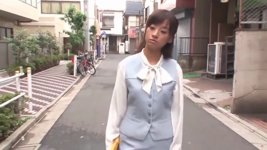 抬腿 · 投入 · 仓库 · 纸箱 · 性行为 · 中景 · 裸露