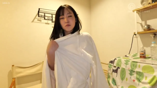 室内 · 单人 · 站立 · 平静 · 半身 · 整理 · 浴袍