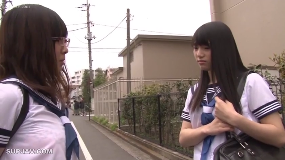 严肃 · 站立 · 中景 · 对视 · 户外 · 水手服 · 书包