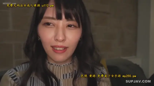 室内 · 脸部特写 · 微笑 · 长发 · 说话 · 正对镜头 · 条纹高领衫