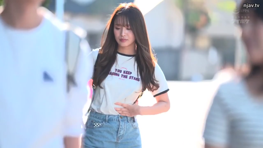 站立 · 中景 · 屋外 · 牛仔裙