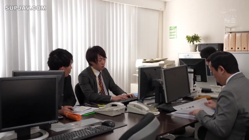 坐姿 · 办公室 · 全景 · 办公 · 商务西装 · 严肃认真 · 电脑及办公设备 · 职场氛围