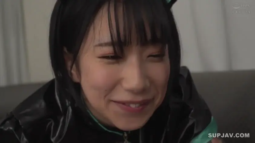 室内 · 顔部のクローズアップ · 黒い革ジャケット