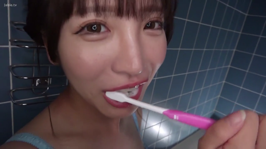 浴室 · 微笑 · 面部特写 · 居家 · 俯拍 · 吊带衫 · 刷牙 · 牙刷