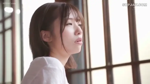 忧郁 · 站立 · 白色短袖 · 窗边 · 侧脸特写 · 凝望