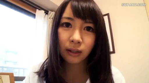 寝室 · 平静 · 顔のクローズアップ · 白い上着 · 注視 · 壁画 · 正对镜头 · POV自拍