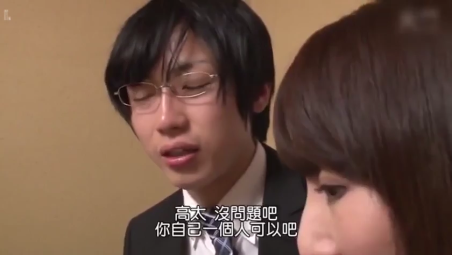 室内 · 交谈 · 面部 · 眼镜 · 站立 · 字幕 · 西装 · 忧虑