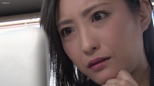 室内 · 脸部特写 · 电脑 · 职业装 · 剧情 · 凝视 · 托腮 · 震惊