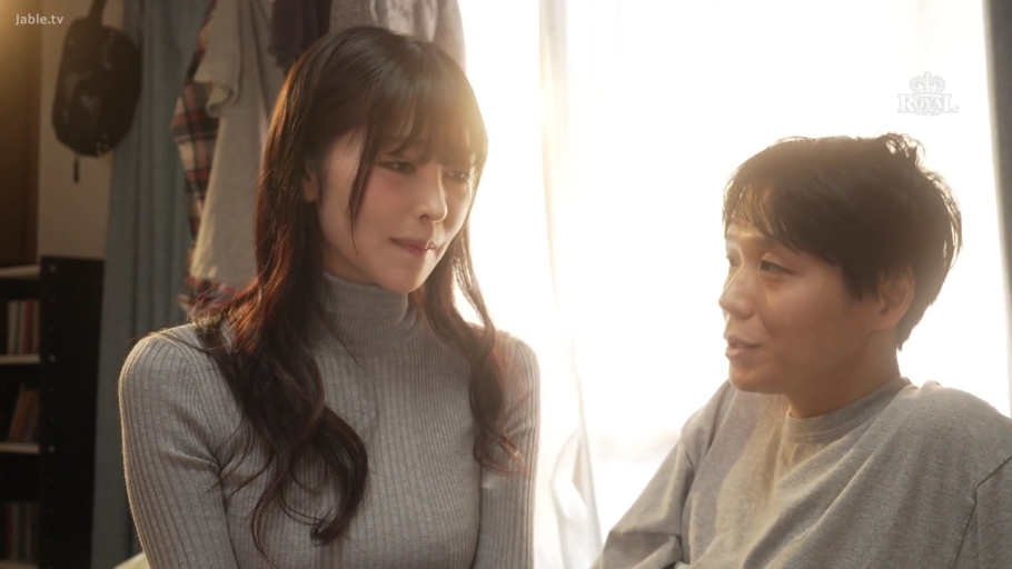 交谈 · 卧室 · 中景 · 灰色高领毛衣 · 窗帘 · 并排坐姿 · 居家氛围 · 自然微笑