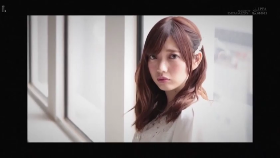 室内 · 忧郁 · 白色上衣 · 中景特写 · 侧身站立 · 眼神交流 · 褐色长发