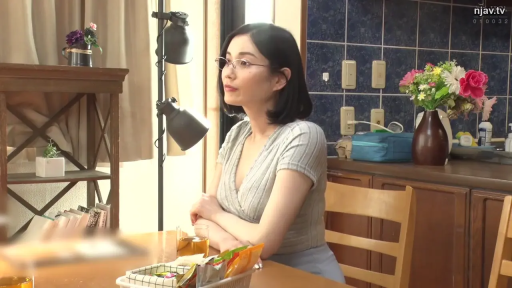 坐姿 · 交谈 · 严肃 · 眼镜 · 半身 · 餐厅 · 熟女 · 灰色V领上衣