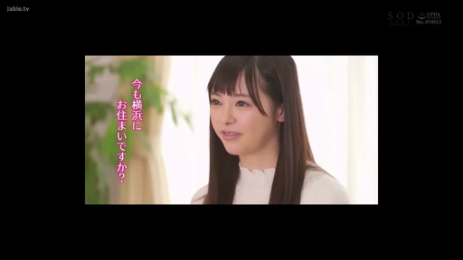 室内 · 座り姿勢 · 面部 · 微笑 · 长发 · 开朗 · 白色针织衫