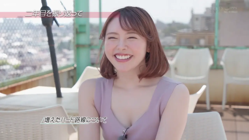 坐姿 · 微笑 · 面对镜头 · 面部特写 · 日光 · 靠背椅 · 粉色无袖上衣 · 天台