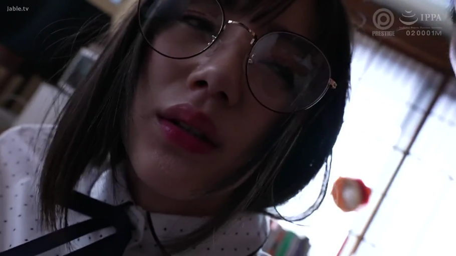 室内 · 顔部のクローズアップ · 波点衬衫