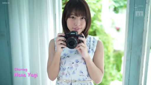 站立 · 上半身 · 室内窗边 · 花纹连衣裙