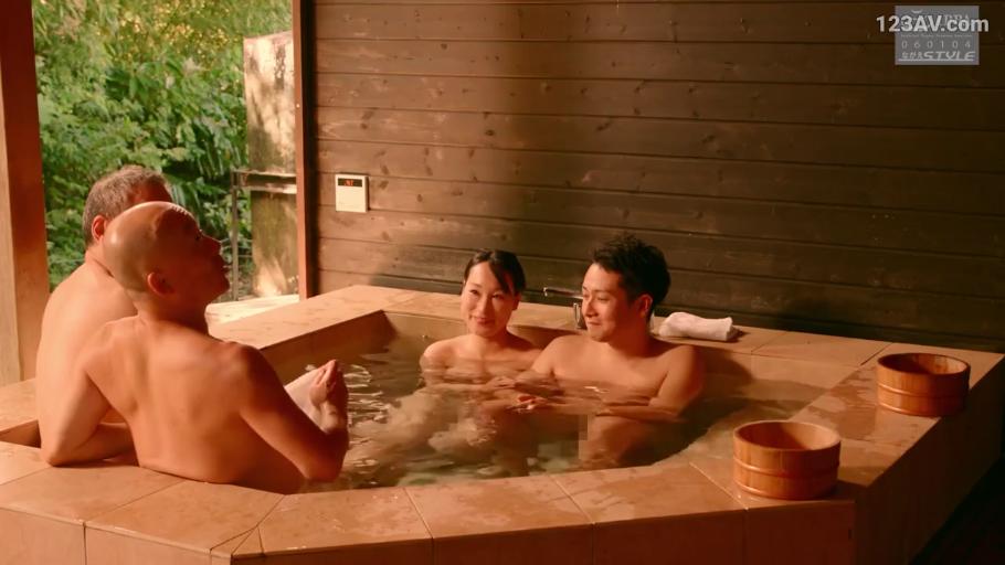 坐姿 · 全裸 · 微笑 · 远景 · 温泉 · 混浴 · 木桶 · 泡澡